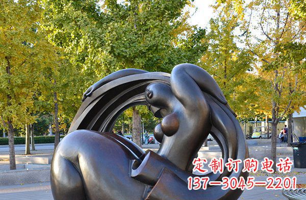 威海公园抽象女性人物铜雕