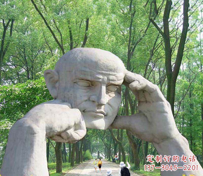 威海公园抽象人物拱门石雕