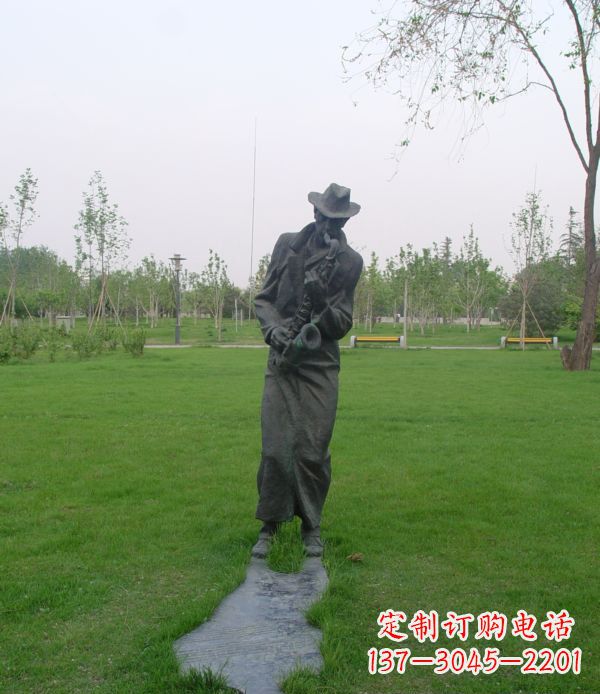 威海公园吹萨克斯人物铜雕
