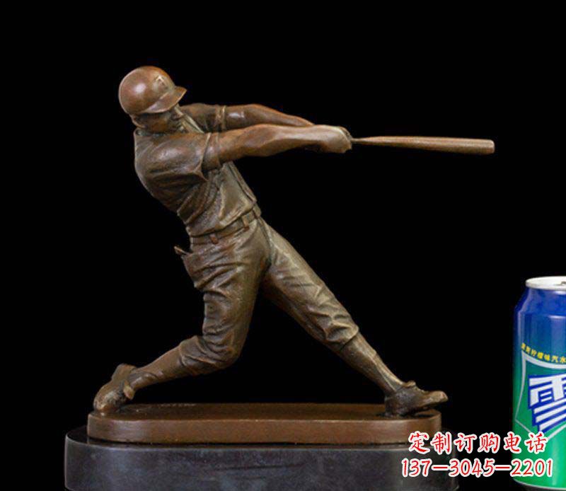 威海公园打棒球的人物铜雕