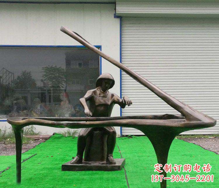 威海公园弹钢琴的抽象人物小品铜雕