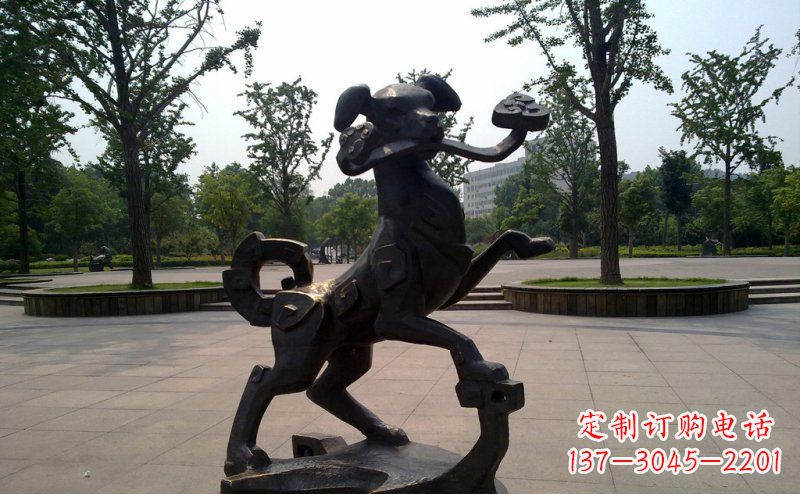 威海公园叼着如意的狗动物铜雕