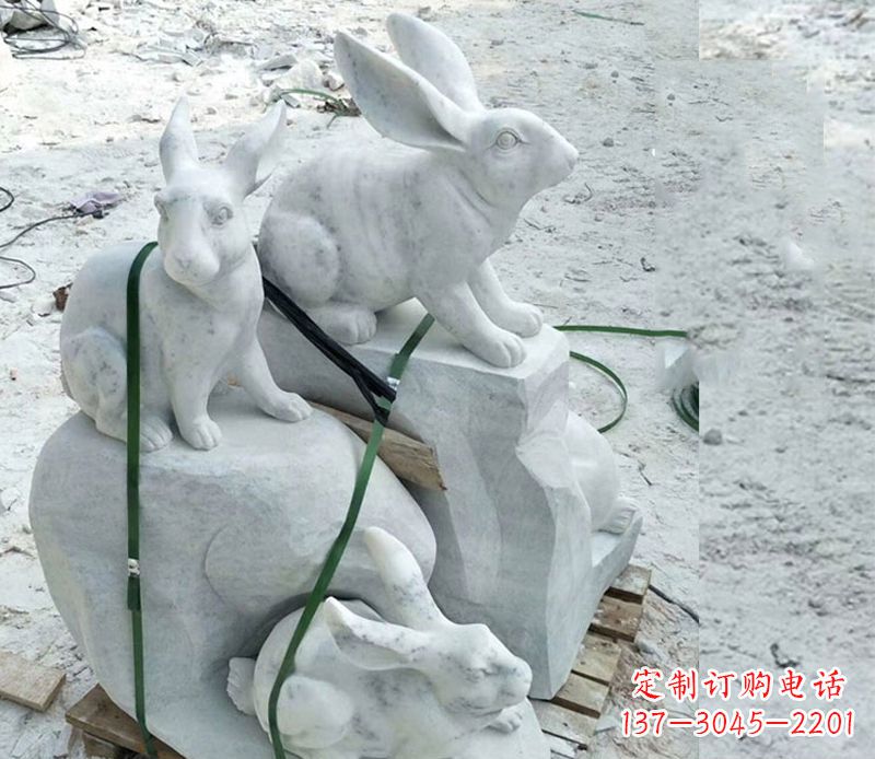 威海活泼可爱的兔子雕塑