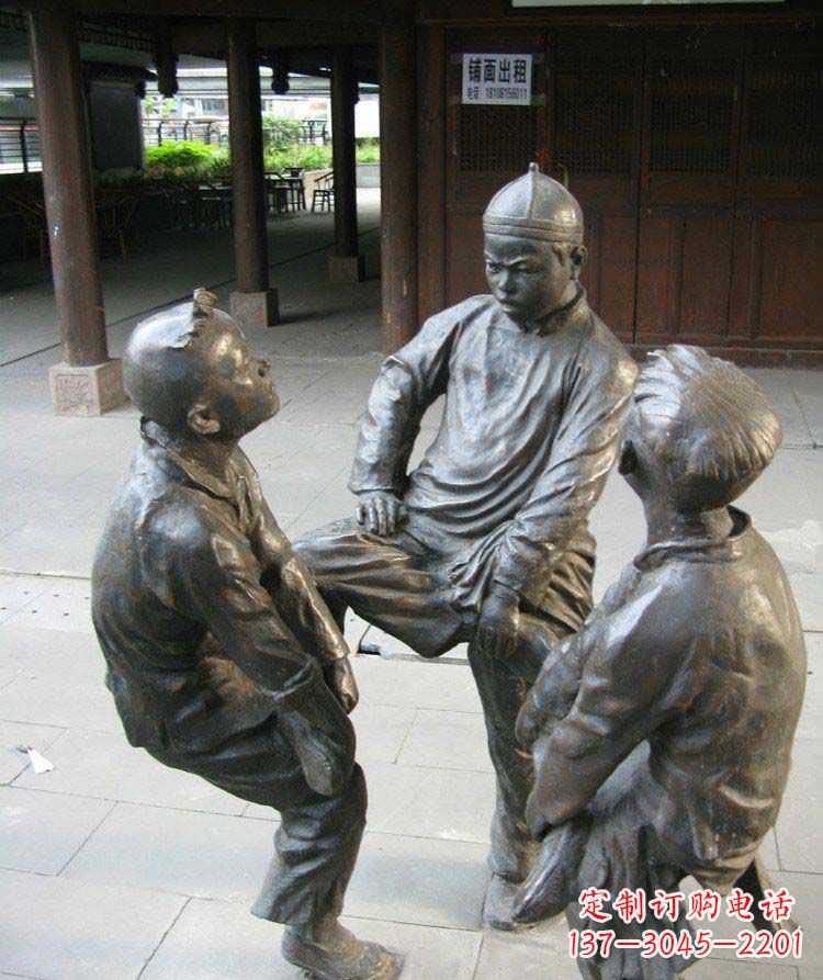 威海铜雕男孩斗鸡小品雕塑