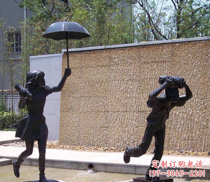 威海公园躲雨的小男孩和打伞的小女孩人物小品铜雕