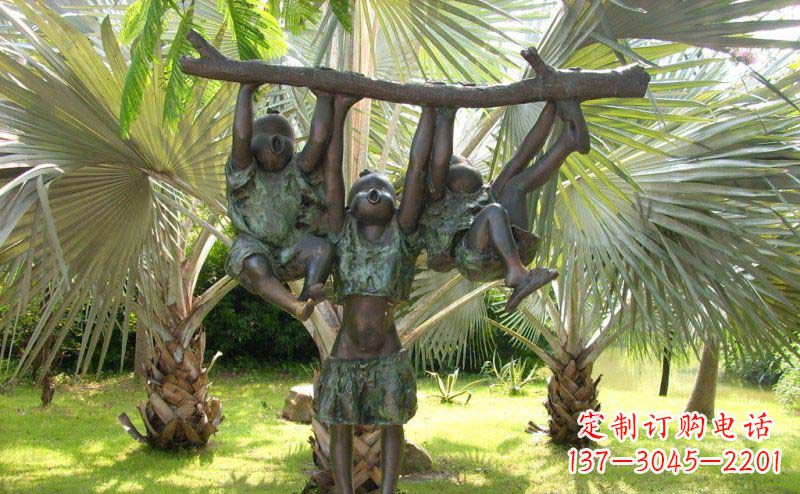 威海公园扶着树枝玩耍的儿童小品铜雕