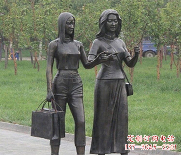 威海艺术精品铜雕——公园逛街女性人物铜雕塑