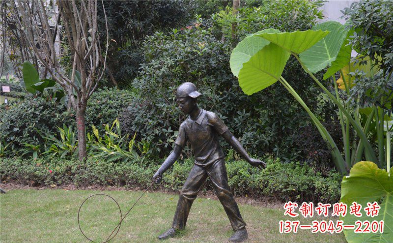 威海铜雕“小男孩滚铁环”
