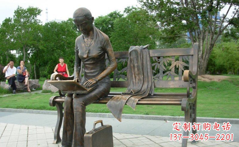 威海公园看电脑的女孩人物铜雕