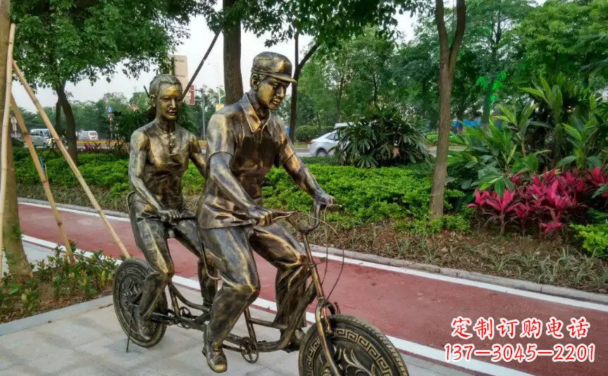 威海公园两人骑自行车铜雕