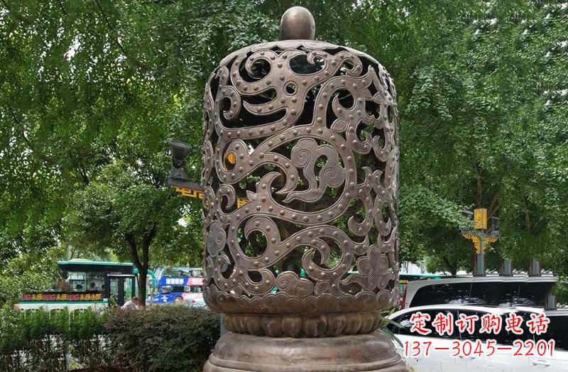 威海浪漫精致镂空灯笼铜雕