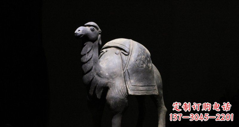 威海公园骆驼动物铜雕 (3)