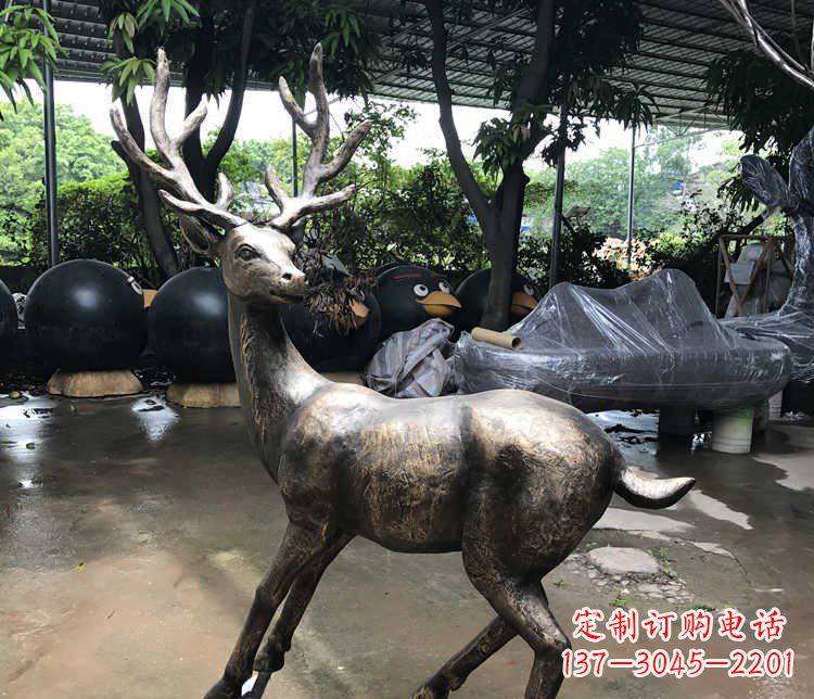 威海静谧的梅花鹿铜雕