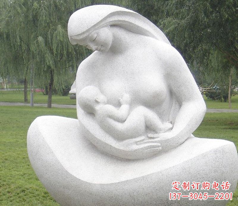 威海公园母亲喂奶石雕