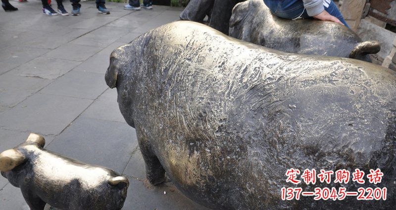 威海公园精美母子猪铜雕
