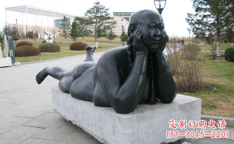 威海趴着的胖女孩铜雕塑