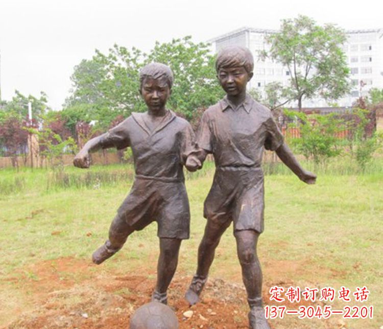 威海公园踢足球儿童铜雕