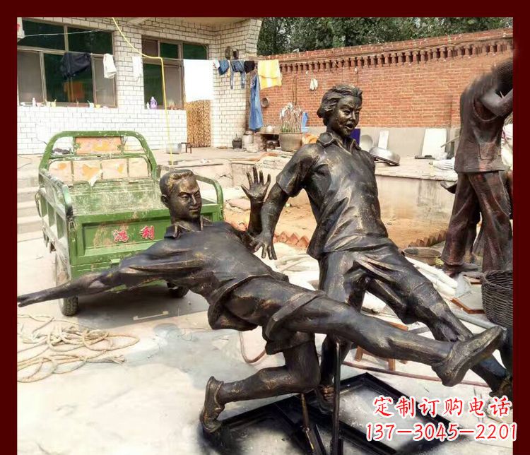 威海公园踢足球的人物铜雕