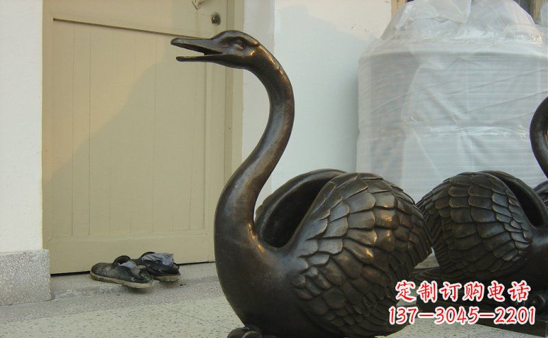威海绝美铜板雕刻天鹅雕塑