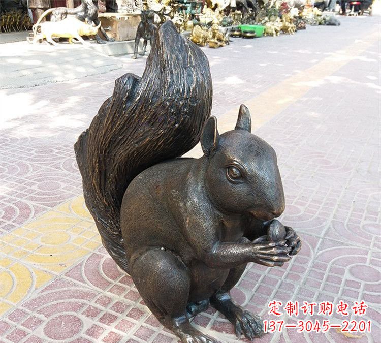 威海令人惊叹的松鼠铜雕塑