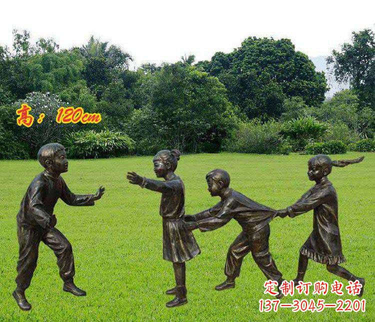 威海公园玩老鹰捉小鸡的儿童小品铜雕 (2)