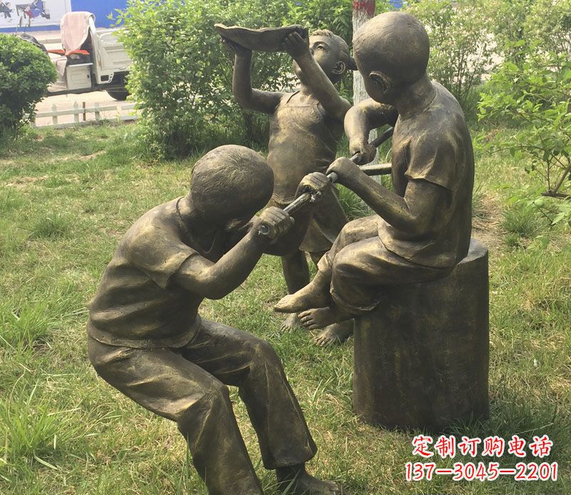 威海公园玩水的儿童铜雕
