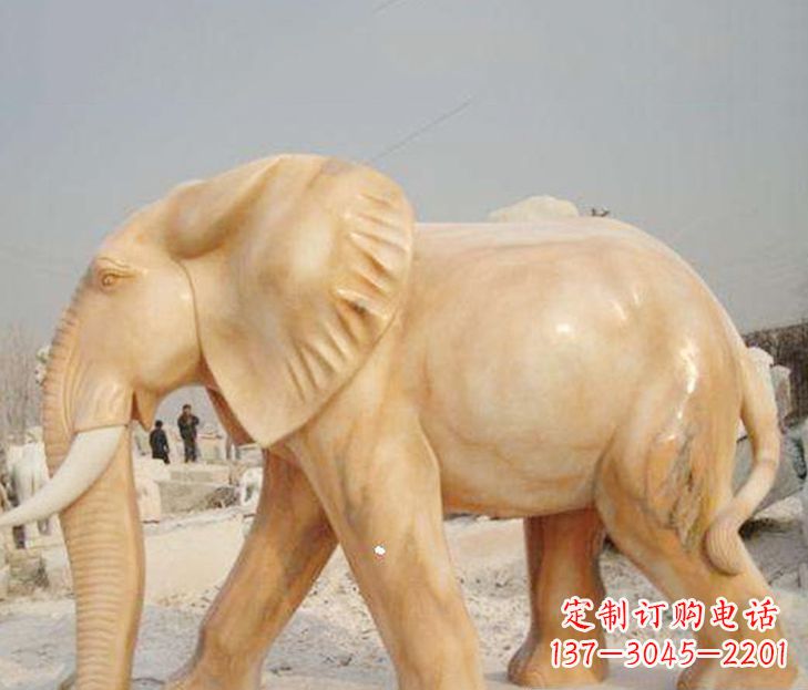 威海公园晚霞红大象雕塑