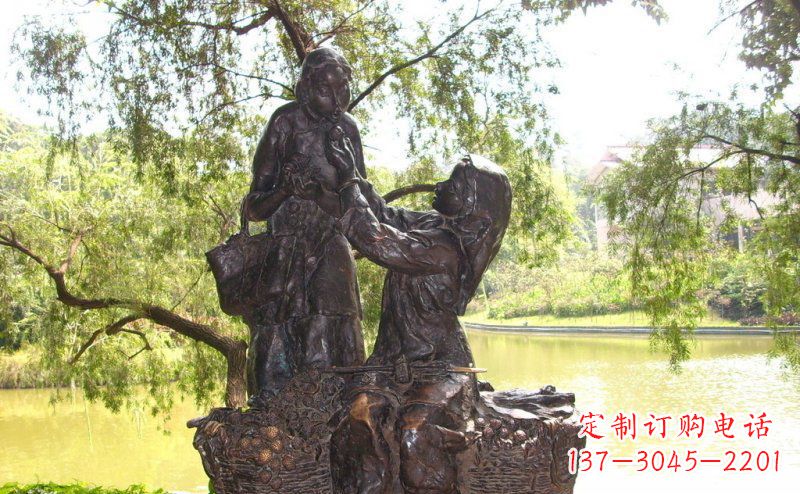 威海温馨铜雕公园里喂母亲吃荔枝的女孩
