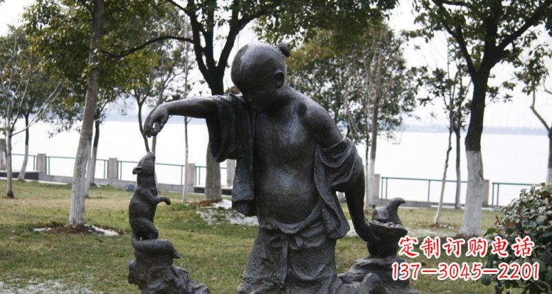 威海公园喂松鼠的小孩小品铜雕