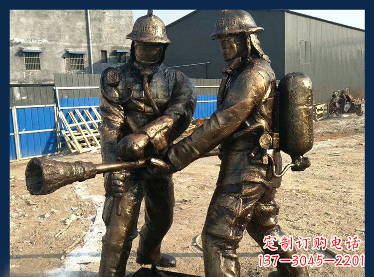 威海以消防员为原型的铜雕塑