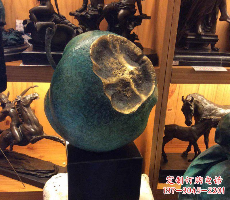 威海铜质可爱苹果雕塑