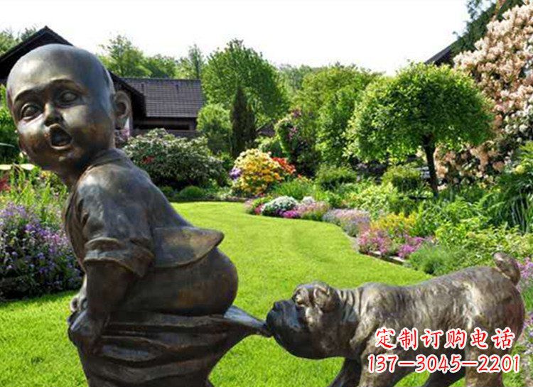 威海小孩咬小狗大雕塑
