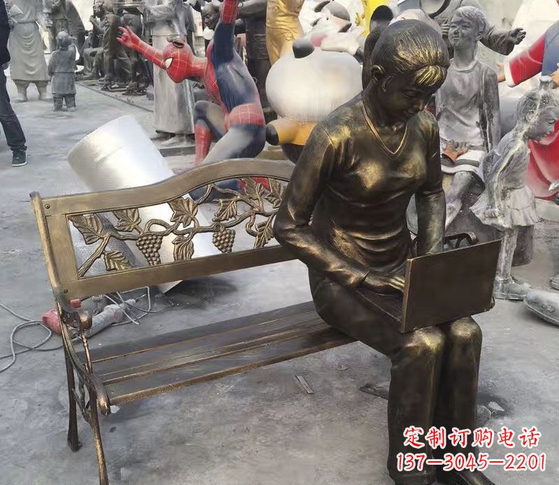 威海公园长椅看电脑的女孩铜雕