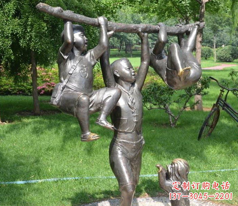 威海捉着树枝玩耍的小孩铜雕