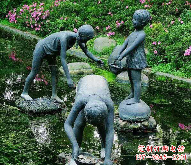 威海公园捉螃蟹的小孩小品铜雕