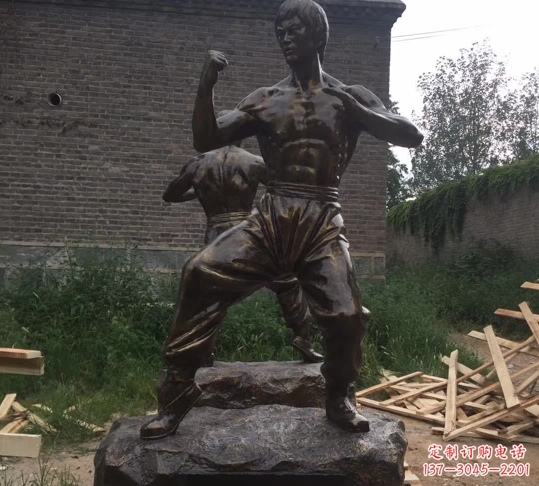 威海令人叹为观止的李小龙铜雕