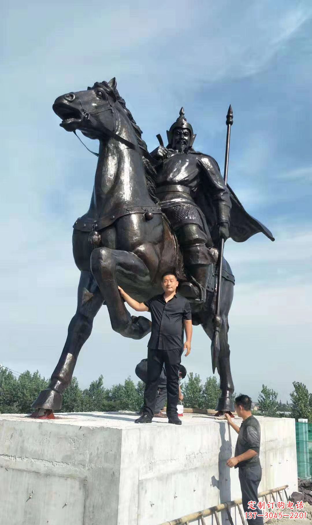 威海以古代骑马将军为灵感的铜雕