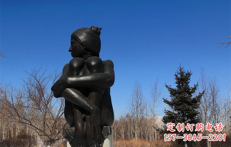 威海广场抱膝盖的女孩人物铜雕