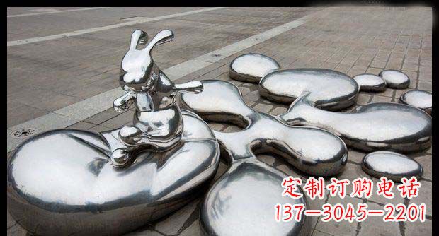 威海广场不锈钢抽象水珠上的兔子雕塑