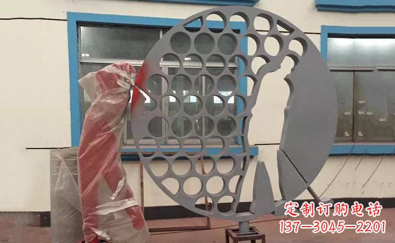 威海广场不锈钢打高尔夫球雕塑 (2)