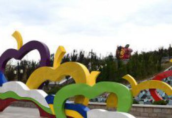 威海广场艺术：不锈钢抽象彩色苹果雕塑