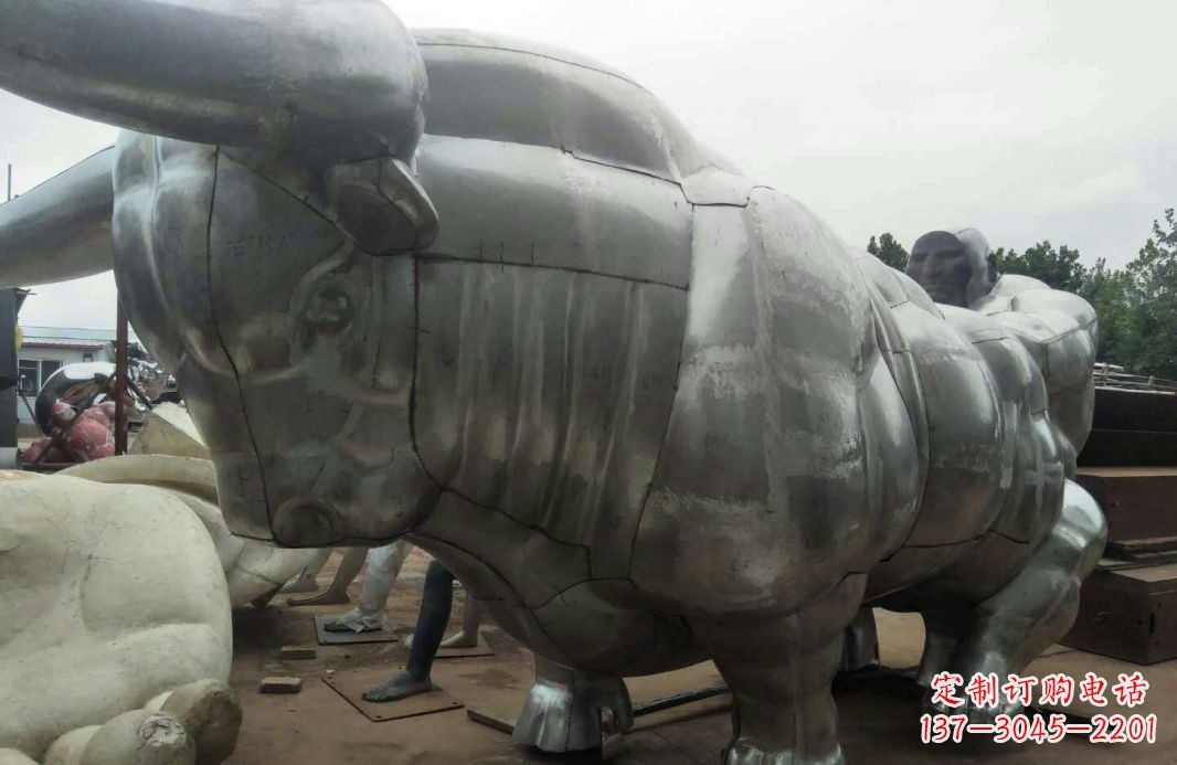 威海中领雕塑:复古拓荒牛不锈钢雕塑