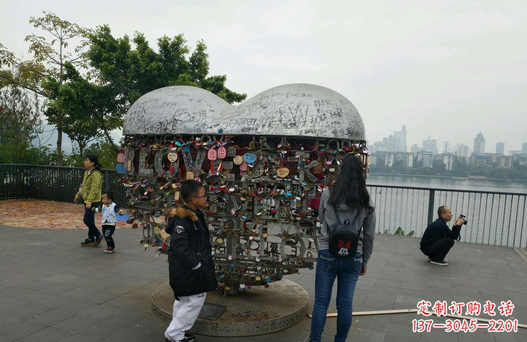 威海不锈钢英文字母镂空景观雕塑