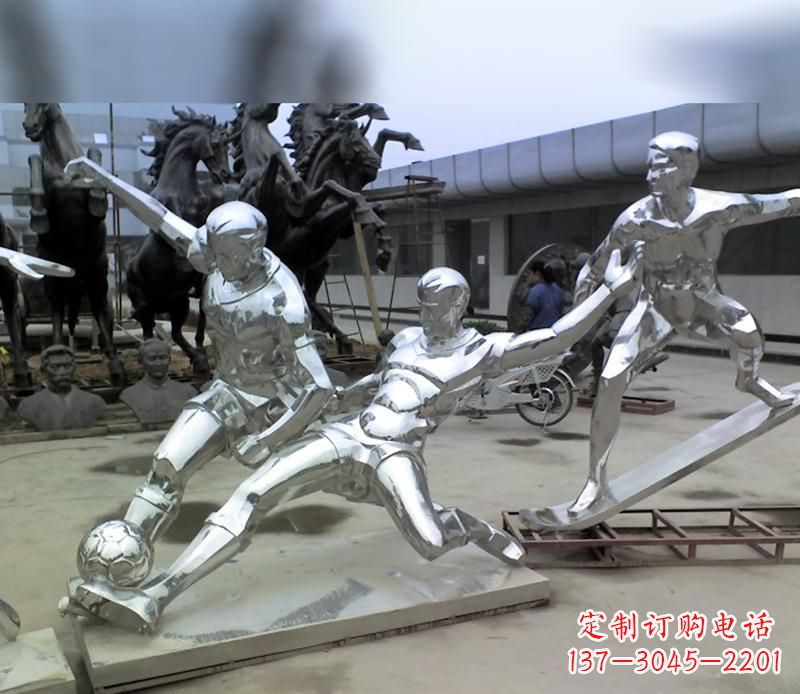 威海中领雕塑定制的不锈钢足球运动雕塑