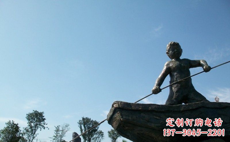 威海男孩撑船铜雕,营造童趣氛围