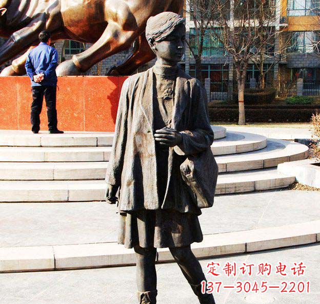 威海广场逛街的女孩人物铜雕