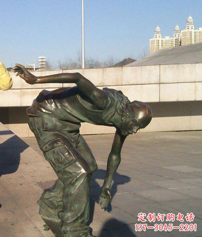 威海广场滑滑板的青年景观铜雕