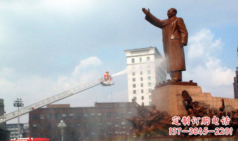 威海广场挥手的毛主席景观铜雕