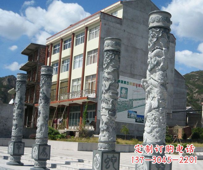威海以龙柱为原型的十二生肖石雕