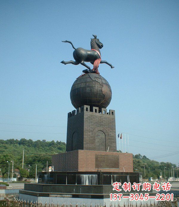 威海广场马踏地球城市景观铜雕